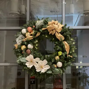Neutral wreath with gold details